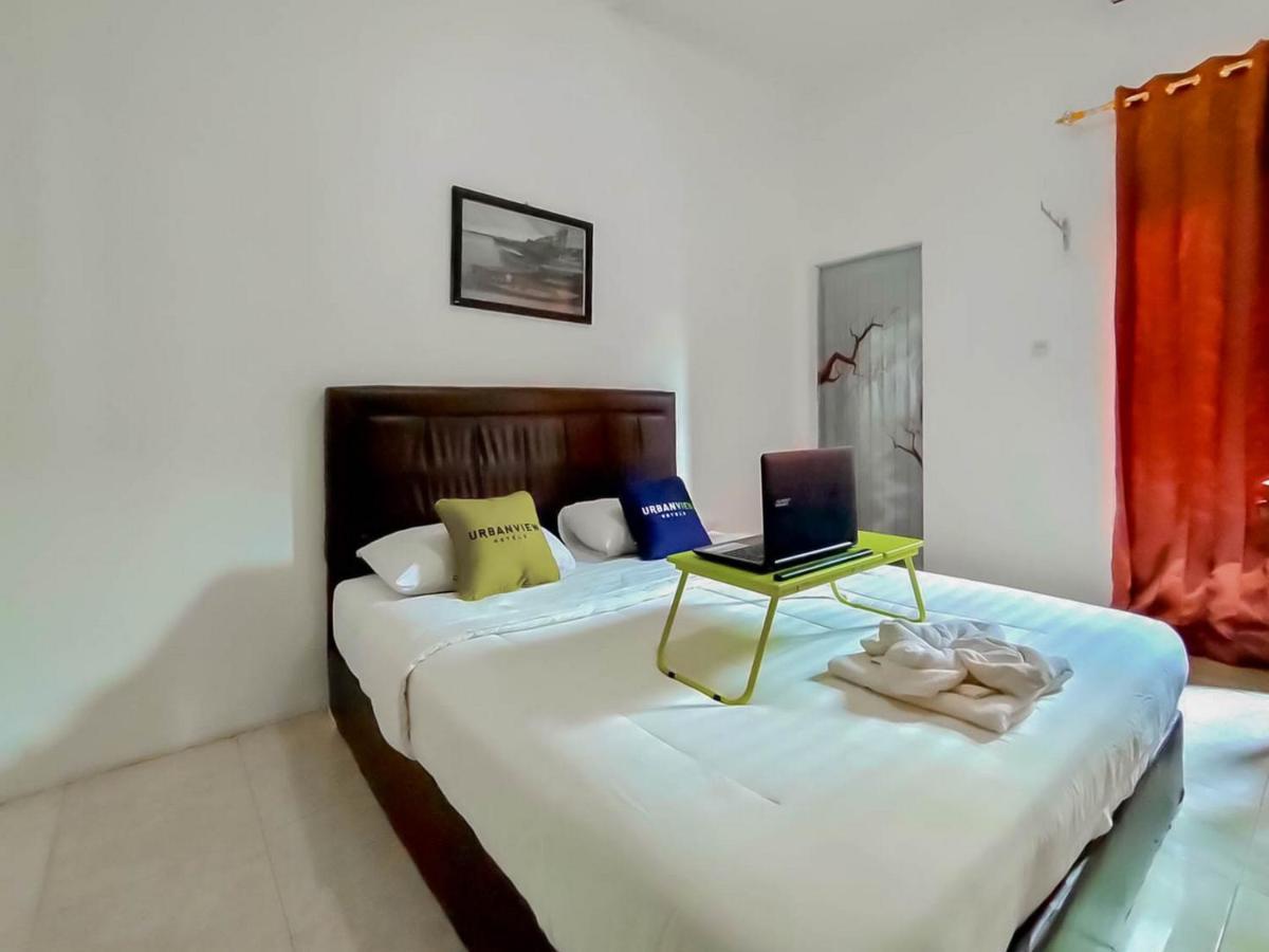 Urbanview Hotel Bagoes Sintang By Reddoorz Exterior foto