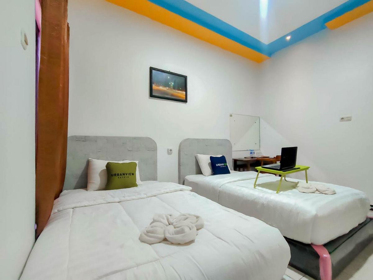 Urbanview Hotel Bagoes Sintang By Reddoorz Exterior foto
