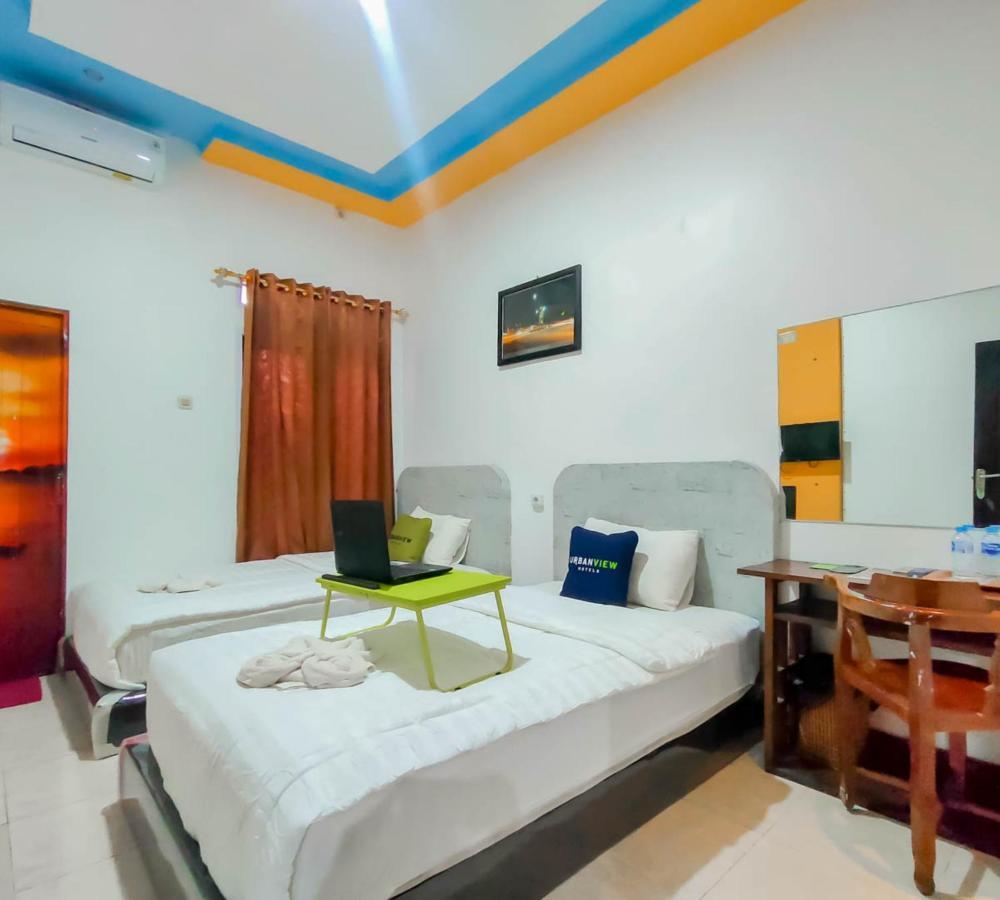 Urbanview Hotel Bagoes Sintang By Reddoorz Exterior foto