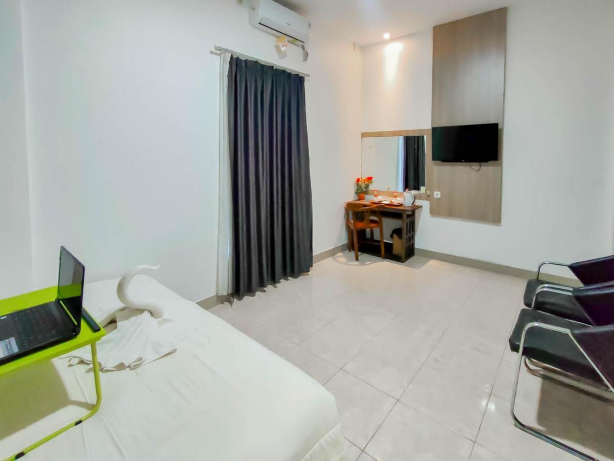 Urbanview Hotel Bagoes Sintang By Reddoorz Exterior foto